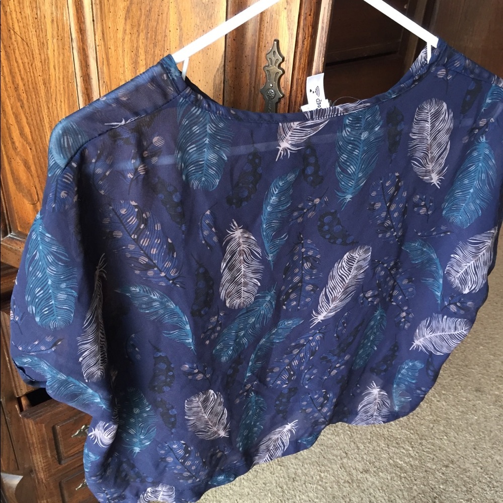Breezy top with feather cutouts design